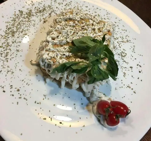 یک غذای خاص و خوش‌تزئین از منوی کافه رستوران استیج، با سس فراوان، ادویه‌های معطر، ریحان و گوجه گیلاسی تازه برای تجربه‌ای بی‌نظیر.