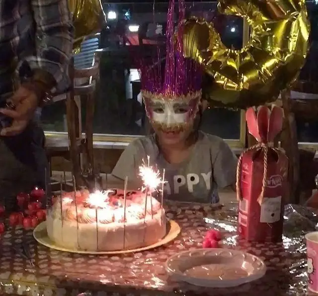 برگزاری جشن تولد شاد و به‌یادماندنی برای کودکان در کافه رستوران استیج، همراه با کیک، شمع‌های نورانی و تزئینات جذاب.