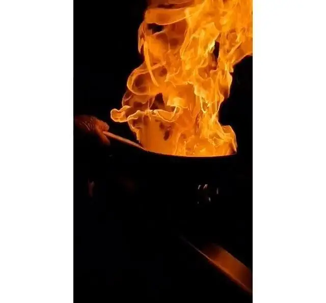 شعله‌ور شدن غذا در آشپزخانه کافه رستوران استیج، نمایش هیجان‌انگیز پخت و پز و آماده‌سازی طعم‌های خاص و لذیذ برای میهمانان.