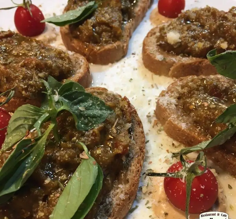 بروستاهای جذاب کافه رستوران استیج با سس مخصوص، پنیر رنده شده و گوجه گیلاسی. انتخابی عالی برای یک شروع دلپذیر.