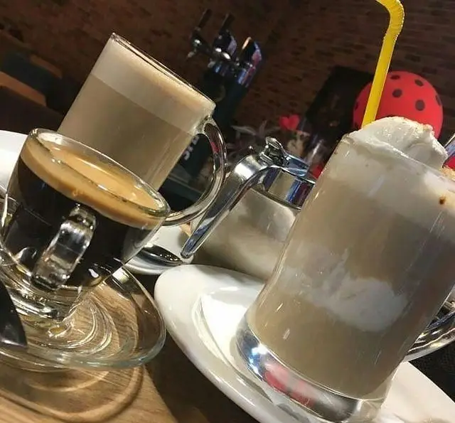 قهوه‌های حرفه‌ای و نوشیدنی‌های خوشمزه کافه رستوران استیج: اسپرسو غلیظ، لاته و قهوه سرد با تزئین خامه، تجربه‌ای دلپذیر