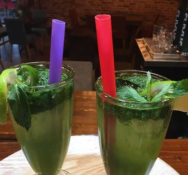نوشیدنی‌های سبز و خنک کافه رستوران استیج با برگ‌های تازه نعنا و لیمو، مناسب برای روزهای گرم تابستان و انرژی‌بخش.