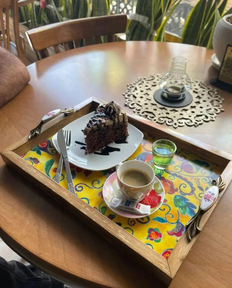 کیک شکلاتی تازه و قهوه اسپرسو در کافه پناه، یک عصرانه دلنشین و آرامش‌بخش با دسر و نوشیدنی خاص در محیطی دنج و زیبا.