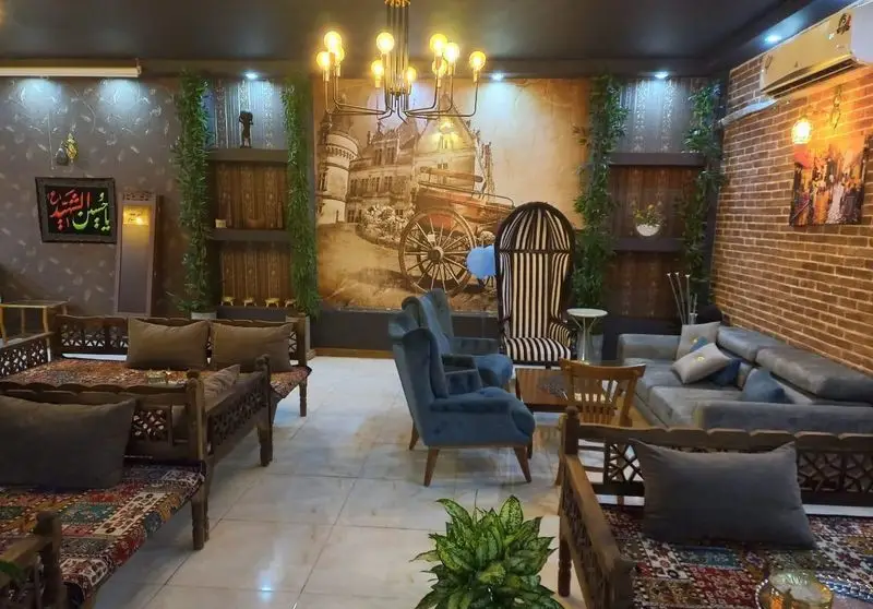 فضای داخلی کافه پناه: ترکیبی چشم‌نواز از مبلمان سنتی ایرانی (تخت)، صندلی‌های مدرن، دکور آجری و نقاشی دیواری، ایجاد فضایی دلنشین و آرامش‌بخش.