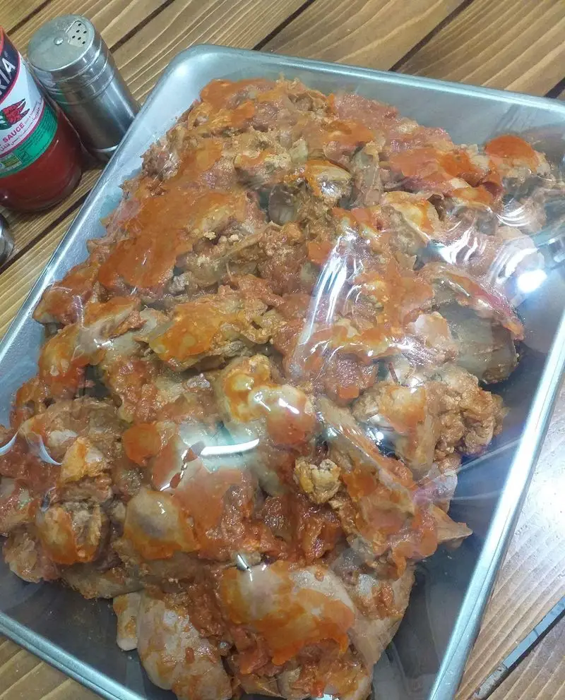 ساندویچ آذر: سینی بزرگ از مخلفات ساندویچ شامل تکه‌های مرغ یا احشاء با سس تند و خوشمزه، پوشیده با سلفون. فست فود آذر.