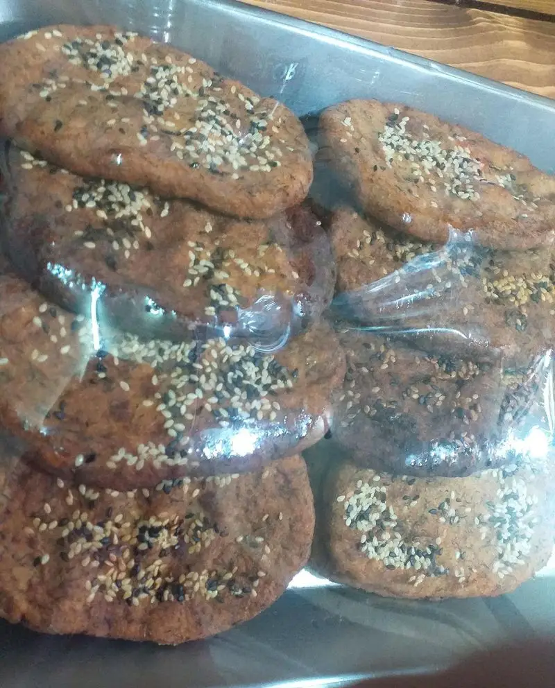 شیرینی‌های کنجدی سنتی و تازه پخت ساندویچ آذر، با طعمی اصیل و بافتی عالی. انتخابی خوشمزه برای هر سلیقه‌ای.