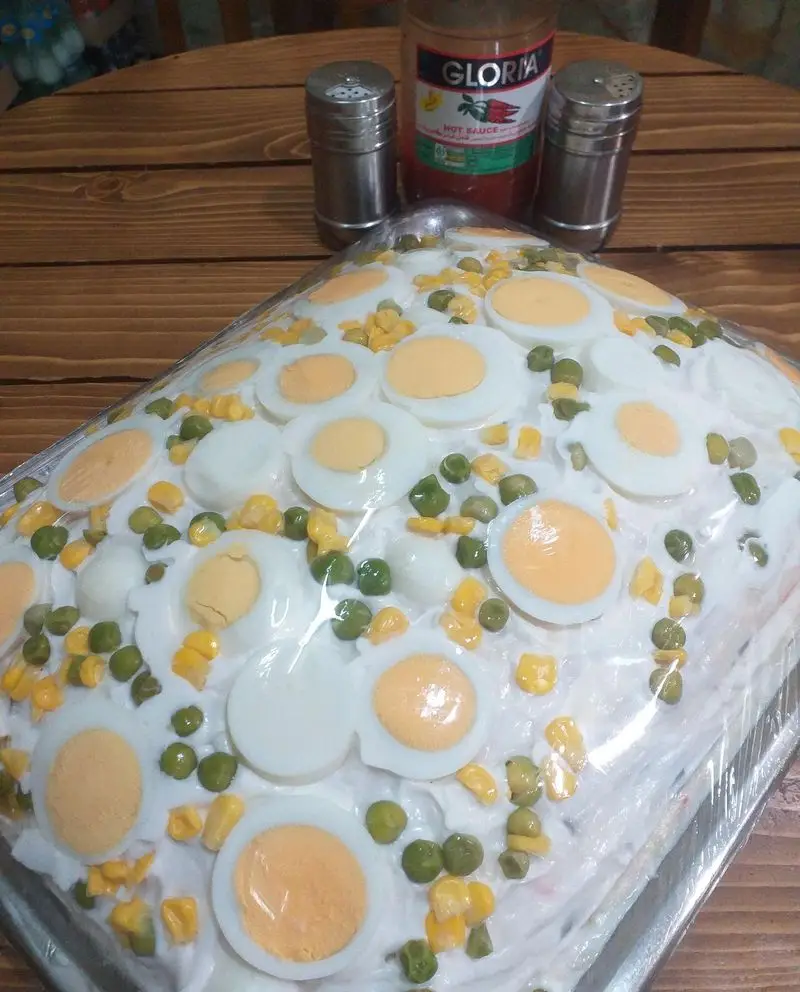 سالاد الویه ممتاز و تازه ساندویچ آذر، با لایه‌های خوش‌طعم و تزئین جذاب تخم مرغ، نخود فرنگی و ذرت، مناسب دورهمی‌ها و مجالس.