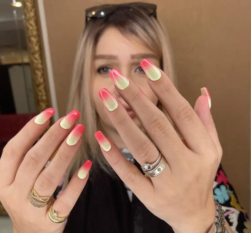 مدل کاشت ناخن امبره جدید با ترکیب رنگ صورتی و سبز فسفری شیک و جذاب، مناسب برای ایده طراحی ناخن دخترانه و تابستانی