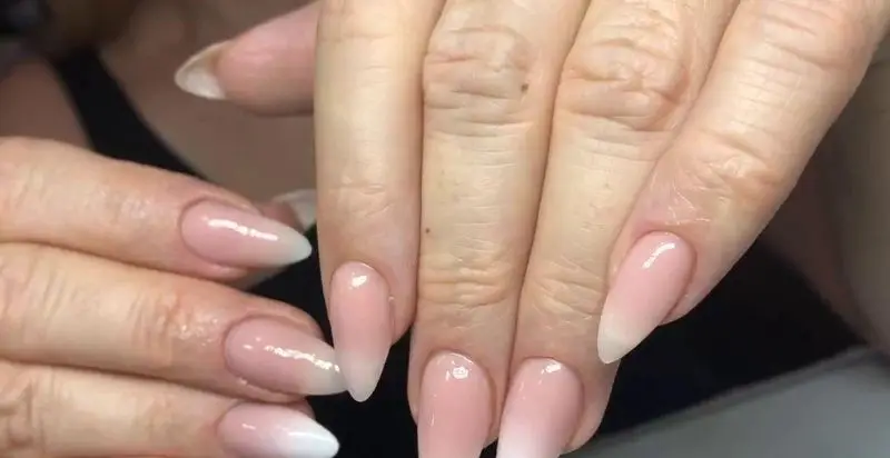 مدل کاشت ناخن بیبی بومر شیک و طبیعی با لاک ژل صورتی ملایم و سفید به صورت امبره روی ناخنهای بادامی کشیده و زیبا