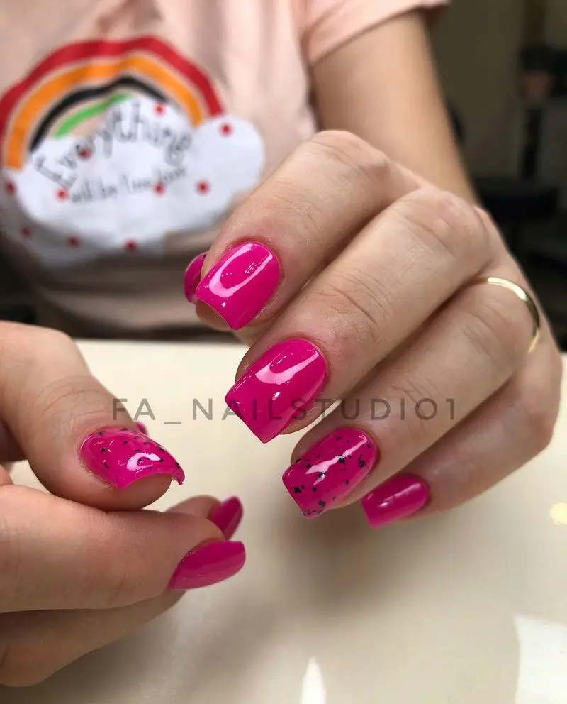 کاشت ناخن مربعی با لاک ژل صورتی براق و دیزاین فانتزی. بهترین خدمات تخصصی مانیکور و طراحی ناخن در آرایشگاه زنانه فا.
