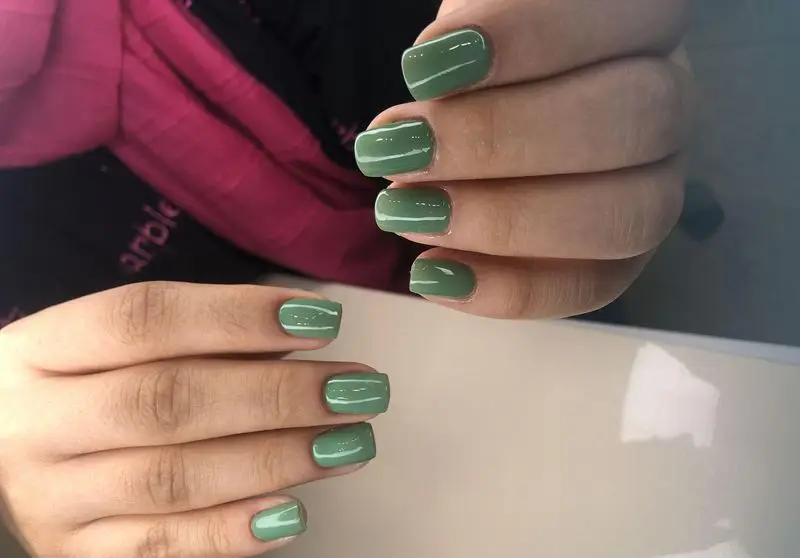 ژلیش ناخن با لاک سبز زیتونی خوشرنگ و براق روی ناخنهای کوتاه و مرتب، ایدهای عالی برای کاشت ناخن ساده، شیک و مینیمال دخترانه