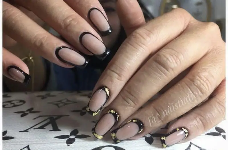 طراحی ناخن شیک با فرنچ مشکی مدرن و تزیین ورق طلا روی ناخنهای مربعی بلند، مناسب برای ایده کاشت ناخن مجلسی و ژلیش دخترانه خاص