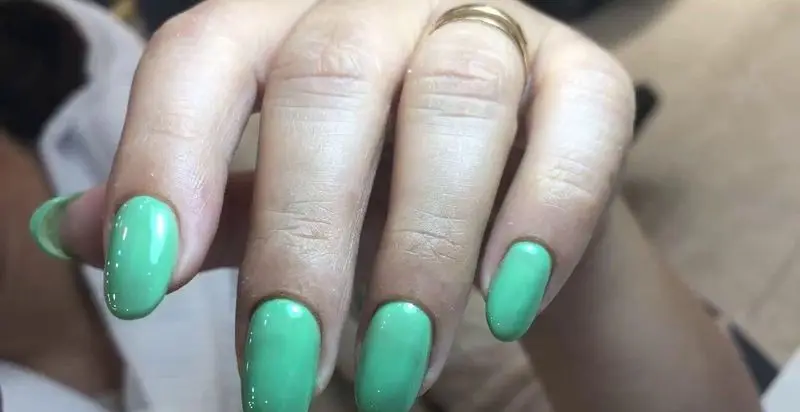 کاشت ناخن حرفهای با رنگ سبز نعنایی در آرایشگاه زنانه فا، ارائه دهنده خدمات تخصصی ناخن، رنگ و مش.
