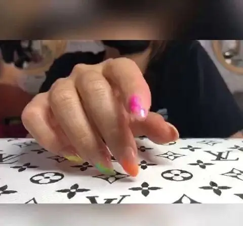 خدمات تخصصی کاشت ناخن، رنگ و مش در آرایشگاه زنانه فا با طراحی ناخنهای فانتزی و رنگی.