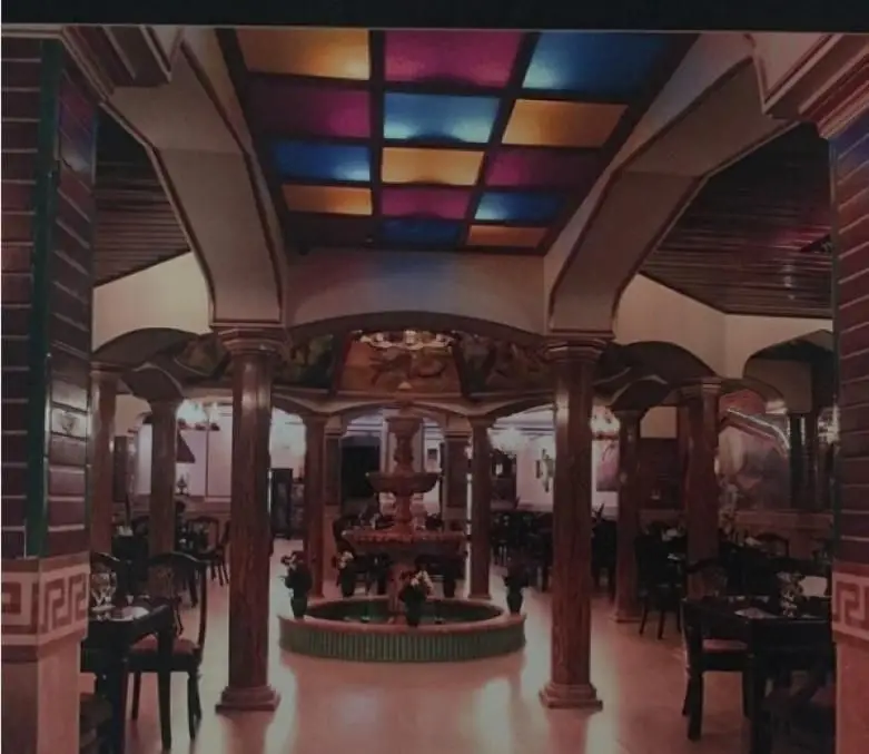 دکوراسیون داخلی رستوران هفت خوان شیراز، شامل سقف رنگی، فواره زیبا و محیطی دلنشین برای صرف غذاهای اصیل ایرانی.