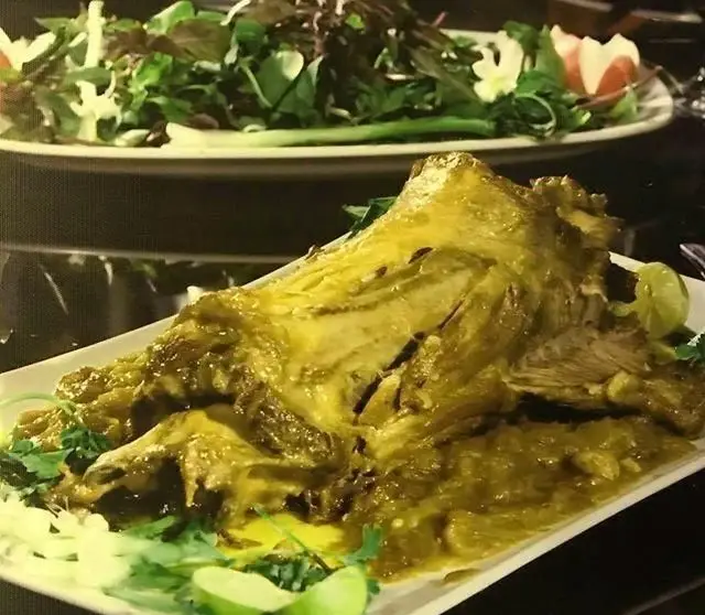 ماهیچه یا گردن گوسفندی لذیذ با سس سبز رنگ و لیموترش تازه در رستوران هفت خوان. انتخابی عالی از غذای سنتی ایرانی با سالاد فصل.