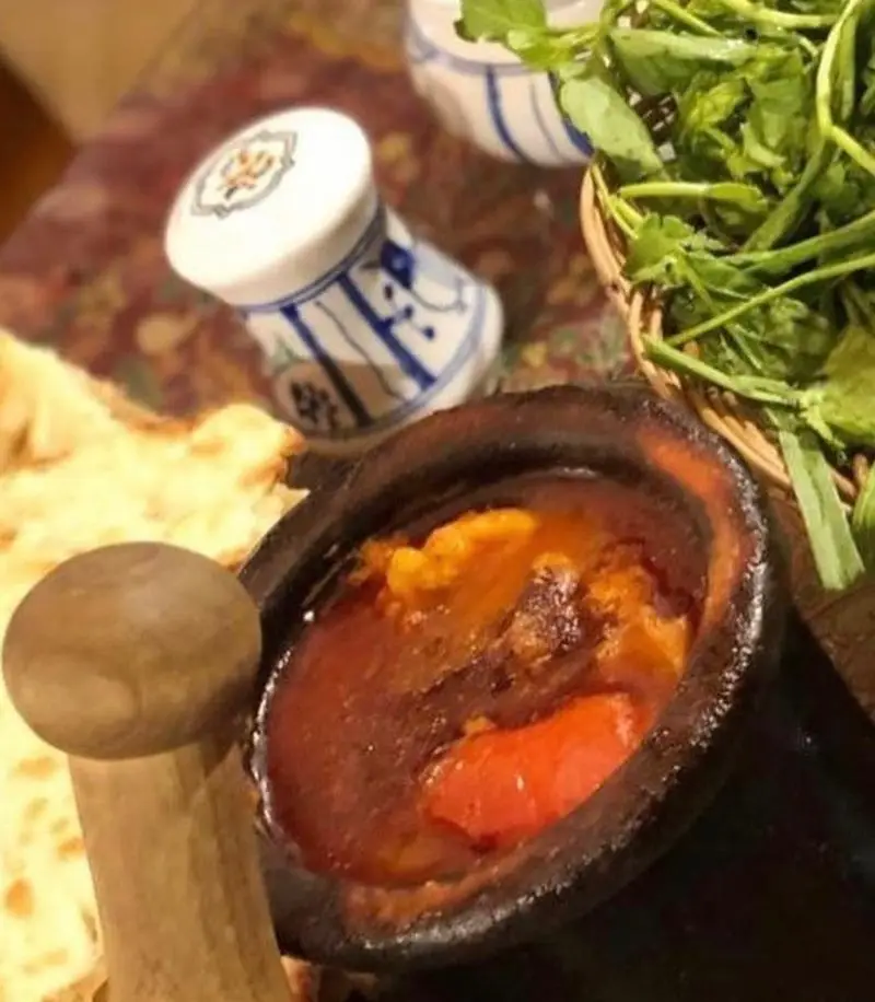 دیزی یا پیتی اصیل آذری در ظروف سفالی سنتی، سرو شده با نان داغ تازه و سبزی خوردن معطر. تجربه ای بی‌نظیر در سفره خانه سنتی آذری.