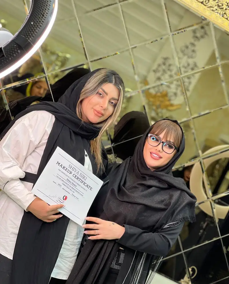 تصویری از اهداء مدرک مسترکلاس میکاپ سالن زیبایی نیلوفرآبی به خانم شیمن شکری توسط مربی، نماد موفقیت در آموزش آرایشگری در تهران.