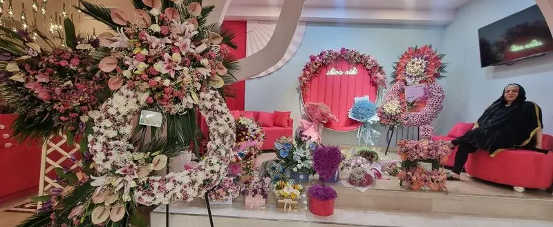 سالن زیبایی نیلوفرآبی: نمایش لوکس دستهگل و تاج گل عروس و ترحیم، چیدمان زیبا و چشمنواز، مناسبتهای خاص، دکوراسیون جشن و مراسم.