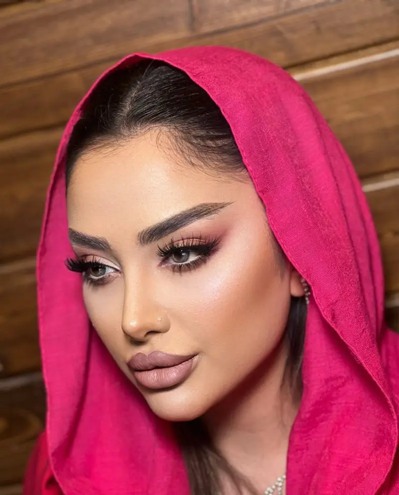 مدل میکاپ صورت دخترانه با شال صورتی و آرایش چشم اسموکی ملایم به همراه رژ لب مات نود در سالن زیبایی تخصصی عروس تهران