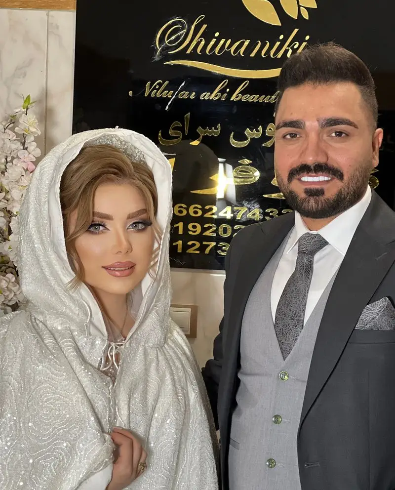 نمونه کار میکاپ حرفهای عروس و آرایش داماد در سالن زیبایی شیوانیکی با لباس عروس پوشیده و کت و شلوار طوسی شیک دامادی