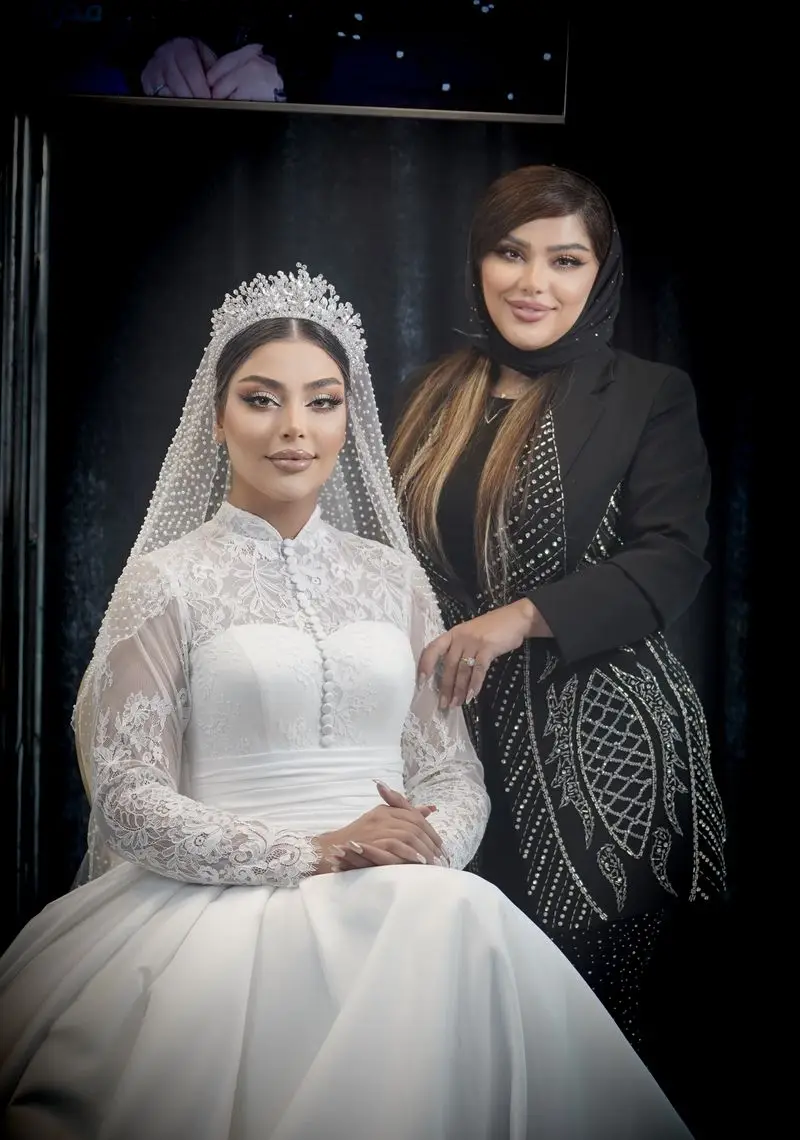 جدیدترین مدل میکاپ و شینیون عروس با تاج درخشان و تور مروارید دوزی شده در کنار میکاپ آرتیست حرفهای در سالن زیبایی