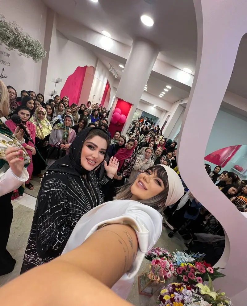 عکس سلفی دستهجمعی پرانرژی در مراسم افتتاحیه سالن زیبایی با حضور میکاپ آرتیستهای حرفهای و هنرجویان در محیطی مدرن