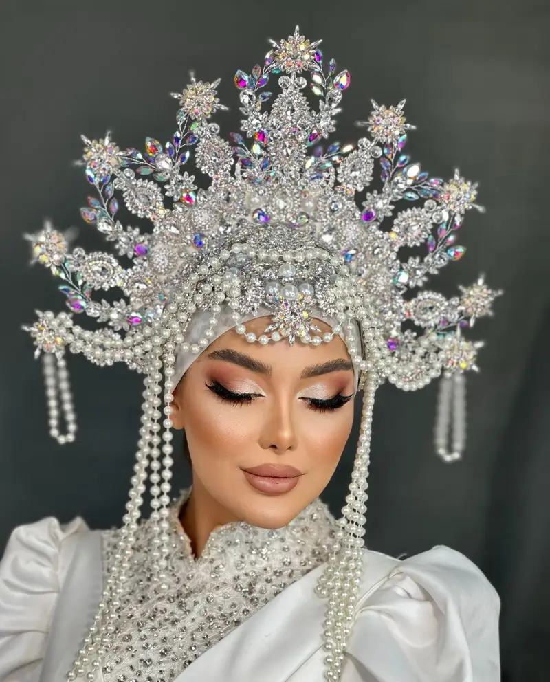 نمونه میکاپ و آرایش عروس در سالن زیبایی نیلوفرآبی با تاج بزرگ مجلل نقرهای و مرواریددوزی شده همراه با سایه چشم لایت