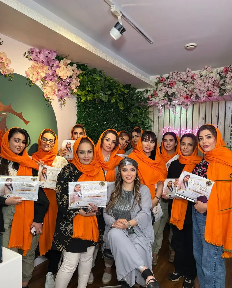 تصویر دستهجمعی هنرجویان دوره آموزش میکاپ و آرایشگری به همراه مدرس در حال دریافت مدرک معتبر پایان دوره زیبایی تخصصی