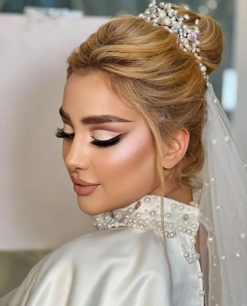 آرایش عروس سالن زیبایی نیلوفرآبی: جلوهای خیرهکننده و خاص برای روزی رؤیایی شما.