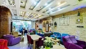 فضای داخلی کافه قلیان سراج با دکوراسیون دلنشین، مبلمان راحت و نورپردازی زیبا مناسب برای دورهمی‌های دوستانه.