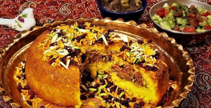 ته چین گوشت و برنج زعفرانی به پخت با تزئین زرشک و خلال بادام، غذای سنتی ایرانی در کنار سالاد و خورش، آماده سفارش در تهیه غذا به پخت.