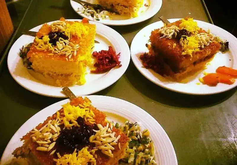 چند پرس ته چین زعفرانی و خوشمزه به پخت با ته دیگ طلایی، تزئین زرشک و خلال بادام. غذای خانگی ایرانی از تهیه غذا و فست فود به پخت.