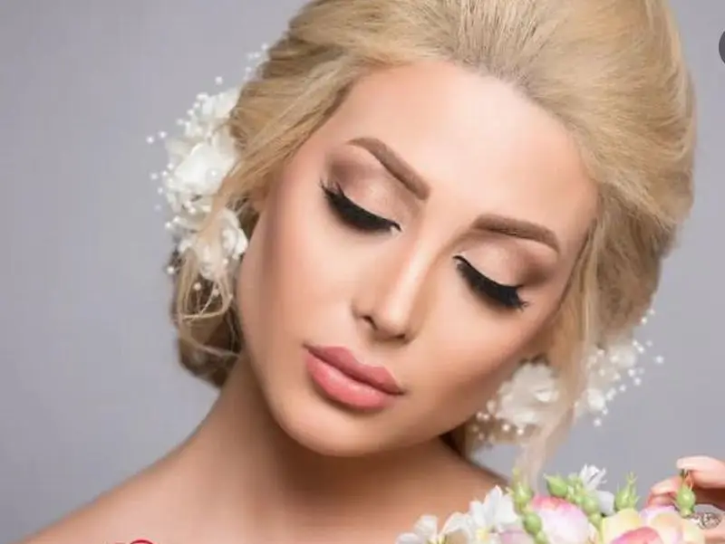 تصویر مدل آرایش لایت عروس و شینیون موی بلوند با تزیین گلهای سفید طبیعی و زیبا مناسب برای مراسم عقد، نامزدی و عروسی