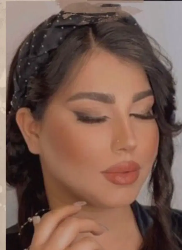 مدل آرایش صورت ملایم و مجلسی زنانه با خط چشم گربهای کشیده و رژ لب نود به همراه تل سر مشکی مروارید دوزی شده شیک
