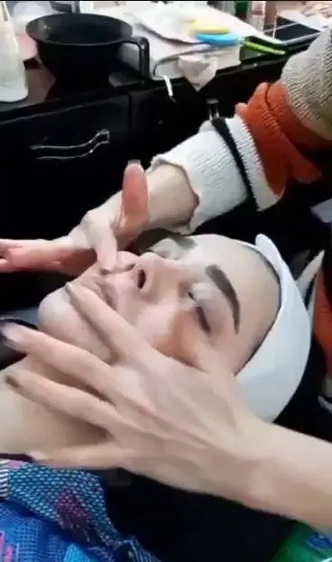 مراحل انجام ماساژ حرفهای صورت و فیشیال تخصصی پوست در سالن زیبایی و کلینیک پوست جهت جوانسازی، آبرسانی و رفع چین و چروک
