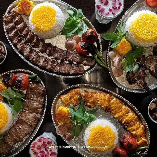 چلوکباب‌های لذیذ کوبیده، برگ و جوجه در رستوران عیار شمرون، بهترین غذای ایرانی و سنتی تهران با برنج زعفرانی.