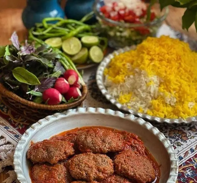 کوفته خوشمزه با برنج زعفرانی، سبزی خوردن و سالاد شیرازی در کافه تاریک. تجربه‌ای از غذای اصیل و سنتی ایرانی.