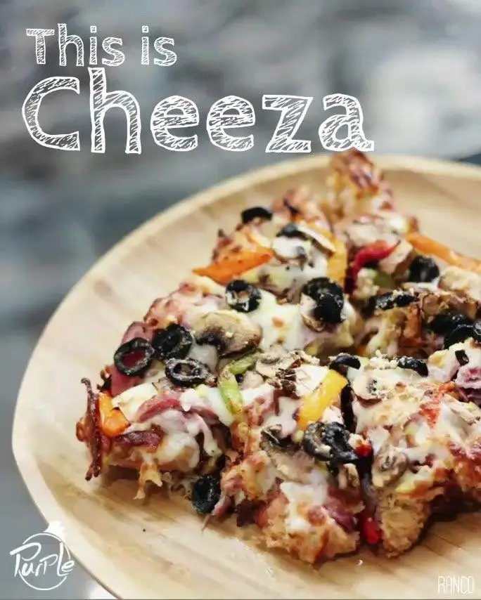 تصویری جذاب از چیزا ویژه پرپل، غرق در پنیر با تاپینگ قارچ و زیتون، نمادی از تنوع منوی رستوران فست فود پرپل سوخاری.