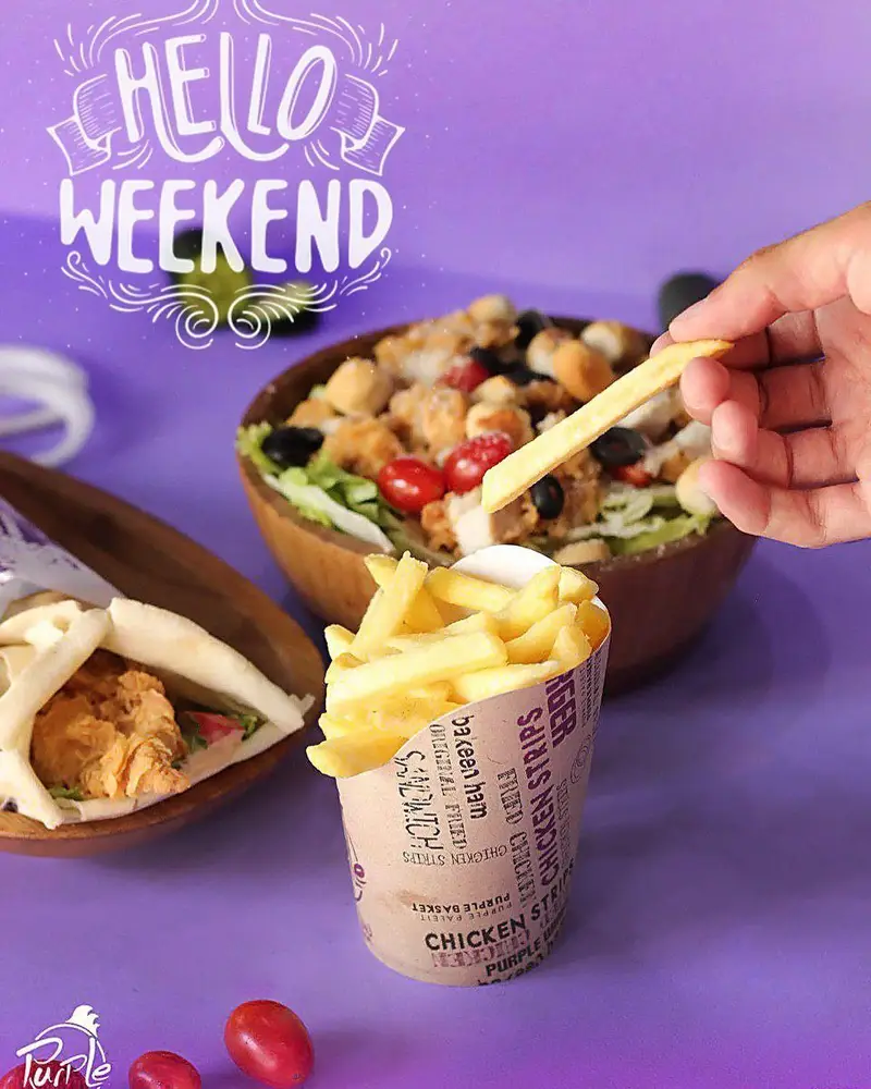 تصویر آخر هفته دلپذیر با سیب زمینی سرخ کرده پرپل سوخاری، سالاد سزار مرغ و ساندویچ رپ مرغ. مناسب برای یک وعده عالی.