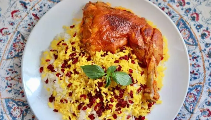 زرشک پلو با مرغ لذیذ و زعفرانی، یک غذای اصیل و محبوب ایرانی از منوی ویژه رستوران زیتون سبز. مناسب برای تمام سلیقه ها.