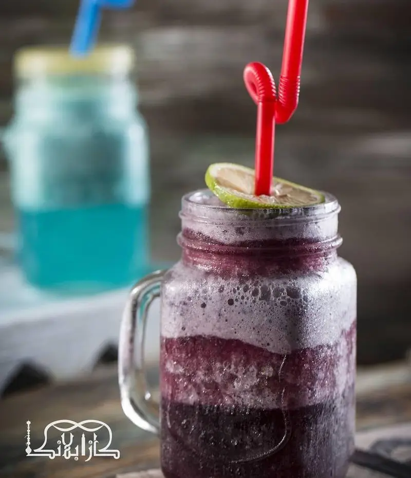 نوشیدنی‌های خنک و لایه‌لایه کافه عربی کازابلانکا با نی‌های رنگی و تزیین لیمو، مناسب روزهای گرم و لحظات دلپذیر در فضایی آرام.