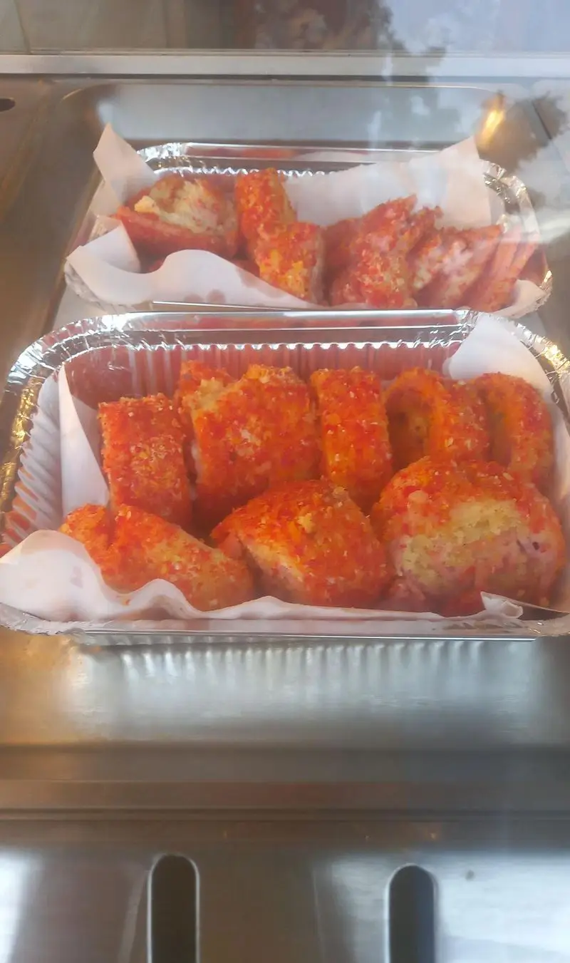 تصویر دو سینی فست‌فود سوخاری کیلویی شامل تکه‌های مرغ با روکش نارنجی اسپایسی و تند، آماده فروش و سرو داغ.