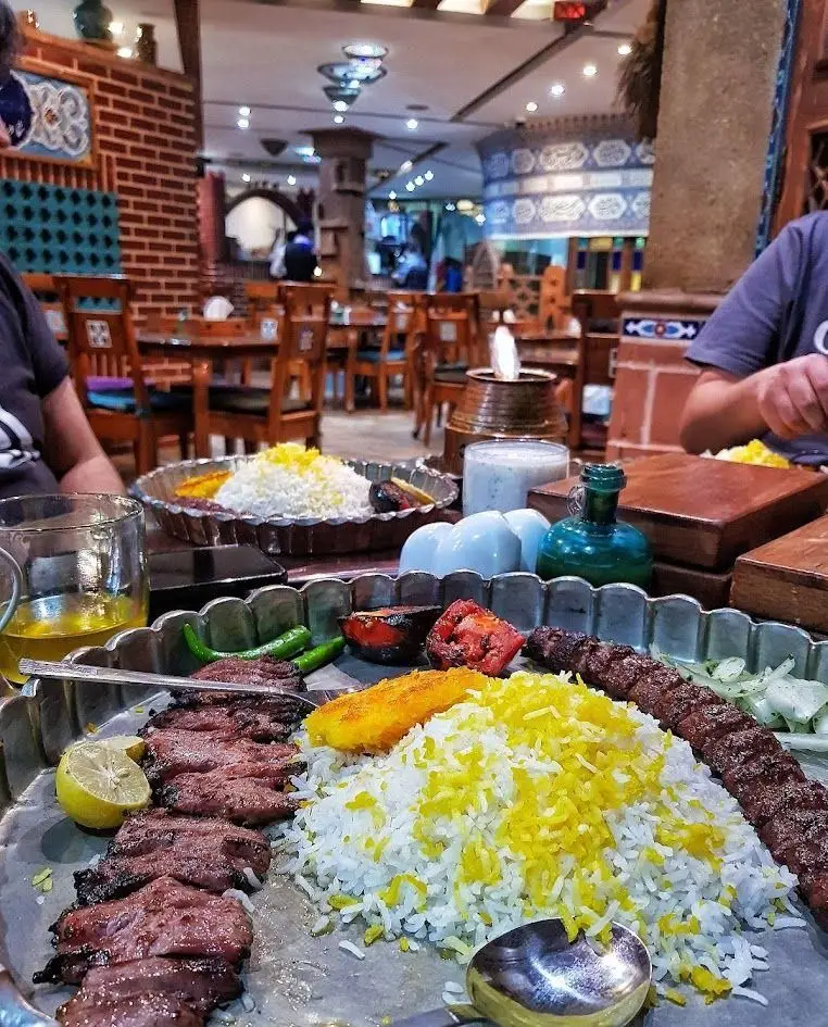 لذت تجربه اصیل‌ترین کباب ایرانی در رستوران مرشد نیاوران؛ چلوکباب برگ و کوبیده با برنج زعفرانی در فضای سنتی و زیبای رستوران.