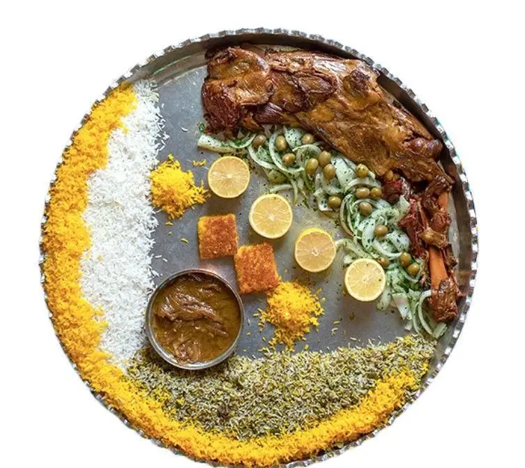 بره کامل بریان رستوران مرشد نیاوران در سینی مجلسی با پلو زعفرانی و شوید، خورشت، لیمو، پیاز و زیتون. غذای اصیل ایرانی.