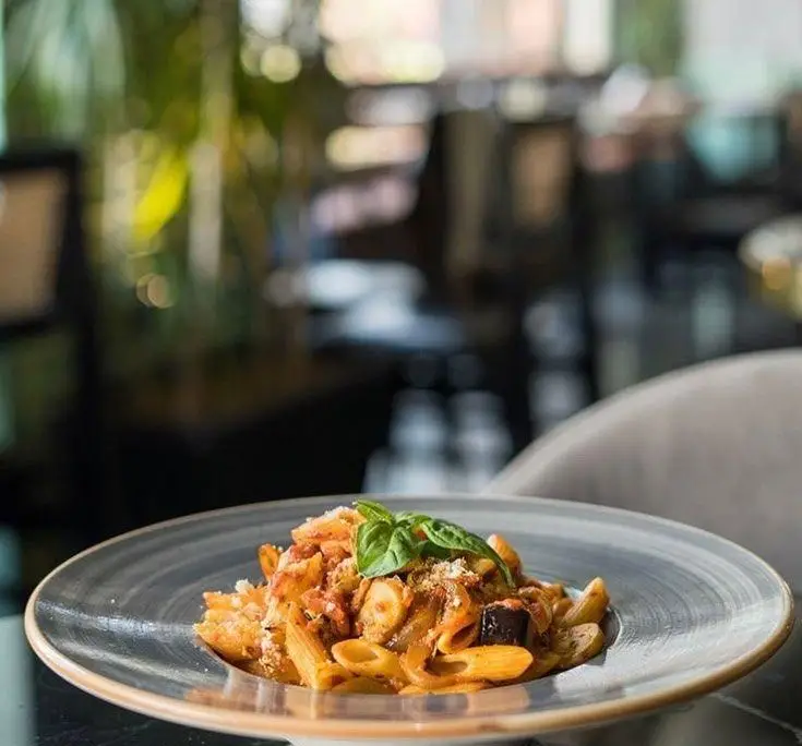 غذای پاستا پنه لذیذ با سس ویژه، پنیر و برگ ریحان در محیط دلنشین فست فود ترنج شعبه ۳. تجربه طعم اصیل ایتالیایی.