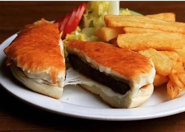 یک ساندویچ هات داگ یا سوسیس پنیری خوشمزه از فست فود ترنج شعبه ۳، در کنار سیب زمینی سرخ کرده و سالاد تازه؛ انتخابی عالی برای یک وعده غذایی.