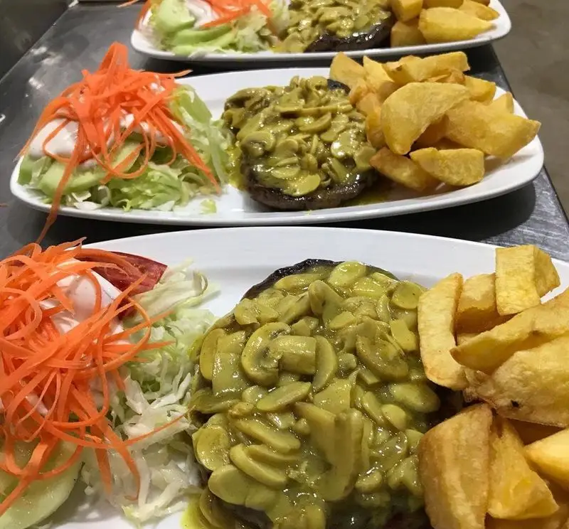 استیک با سس قارچ و سیب زمینی وِج به همراه سالاد تازه از فست فود ترنج شعبه ۳، غذایی لذیذ و دلپذیر برای مشتریان.