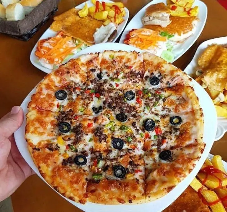 پیتزا گوشت چرخ کرده و زیتون، ساندویچ و سیب زمینی سرخ کرده تازه و خوشمزه از منوی فست فود ترنج شعبه ۳.