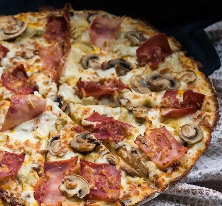 پیتزا قارچ و ژامبون خوشمزه و پرپنیر فست فود ترنج شعبه ۳. پیتزای سس سفید با قارچ تازه و ژامبون عالی.
